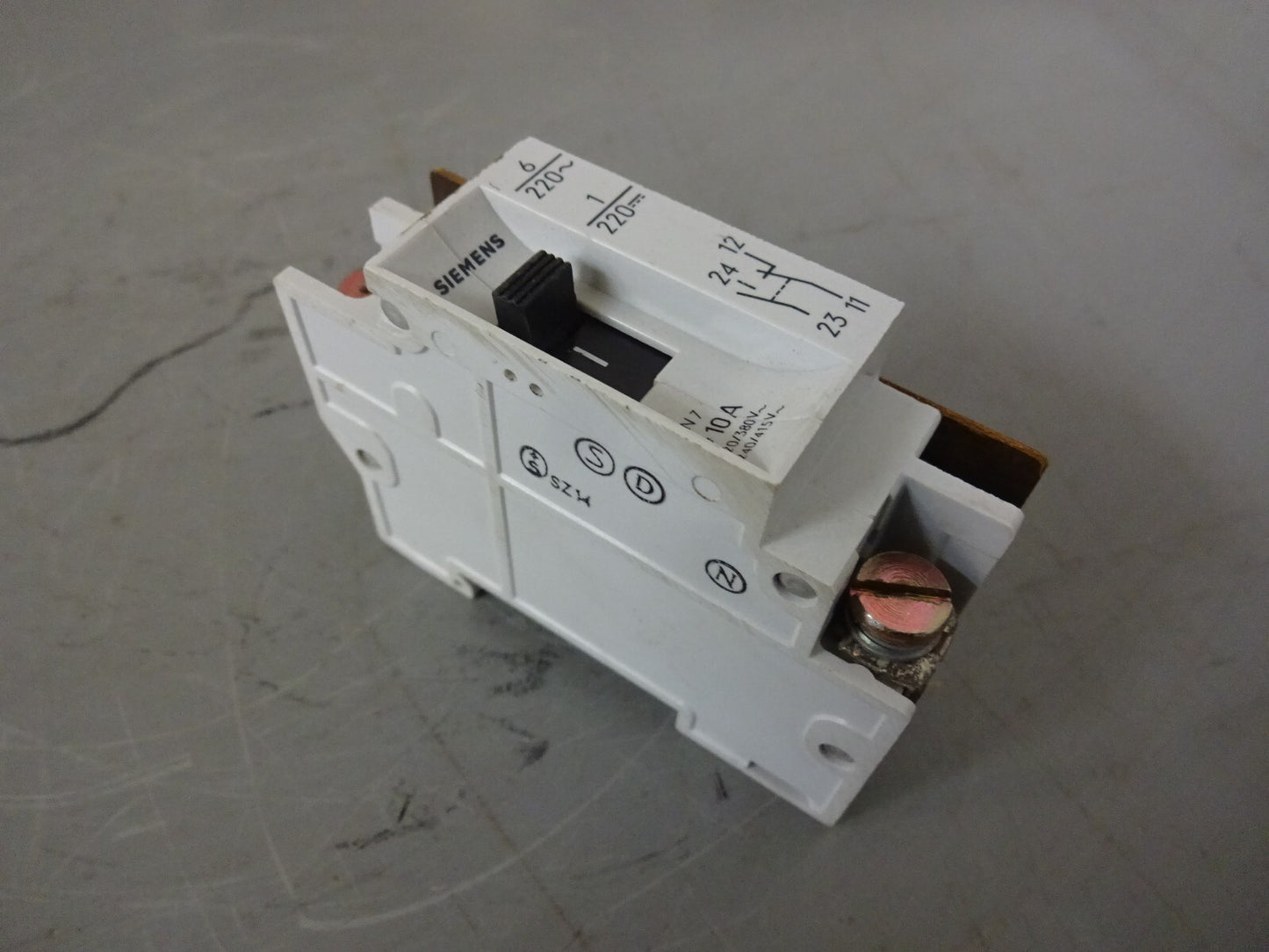 SIEMENS 5SN7G10A / CIRCUIT BREAKER 10AMP 1POLE G-CURVE DIN-RAIL MOUNT