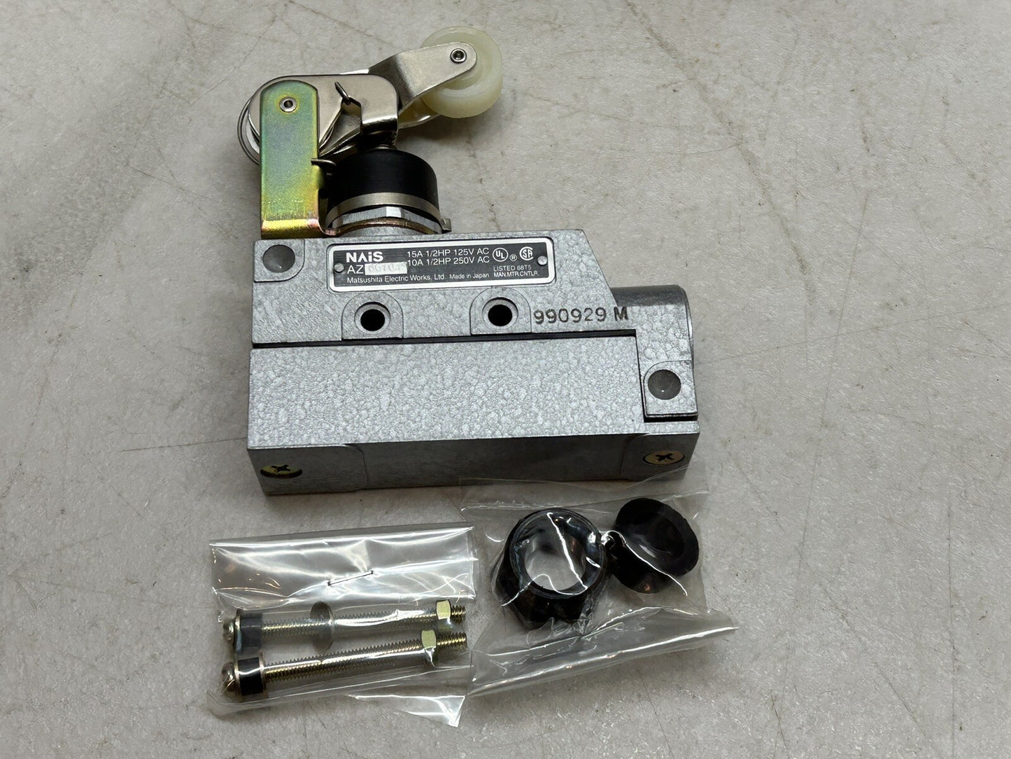NAIS AZ661049 LIMIT SWITCH 15A / 10A 1/2HP 125VAC / 250VAC / NEW NO BOX