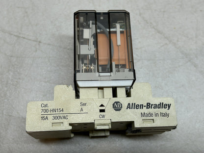 ALLEN BRADLEY / 700-HB32A1-4 RELAY SER D / WITH 700-HN154 SER A SOCKET BASE