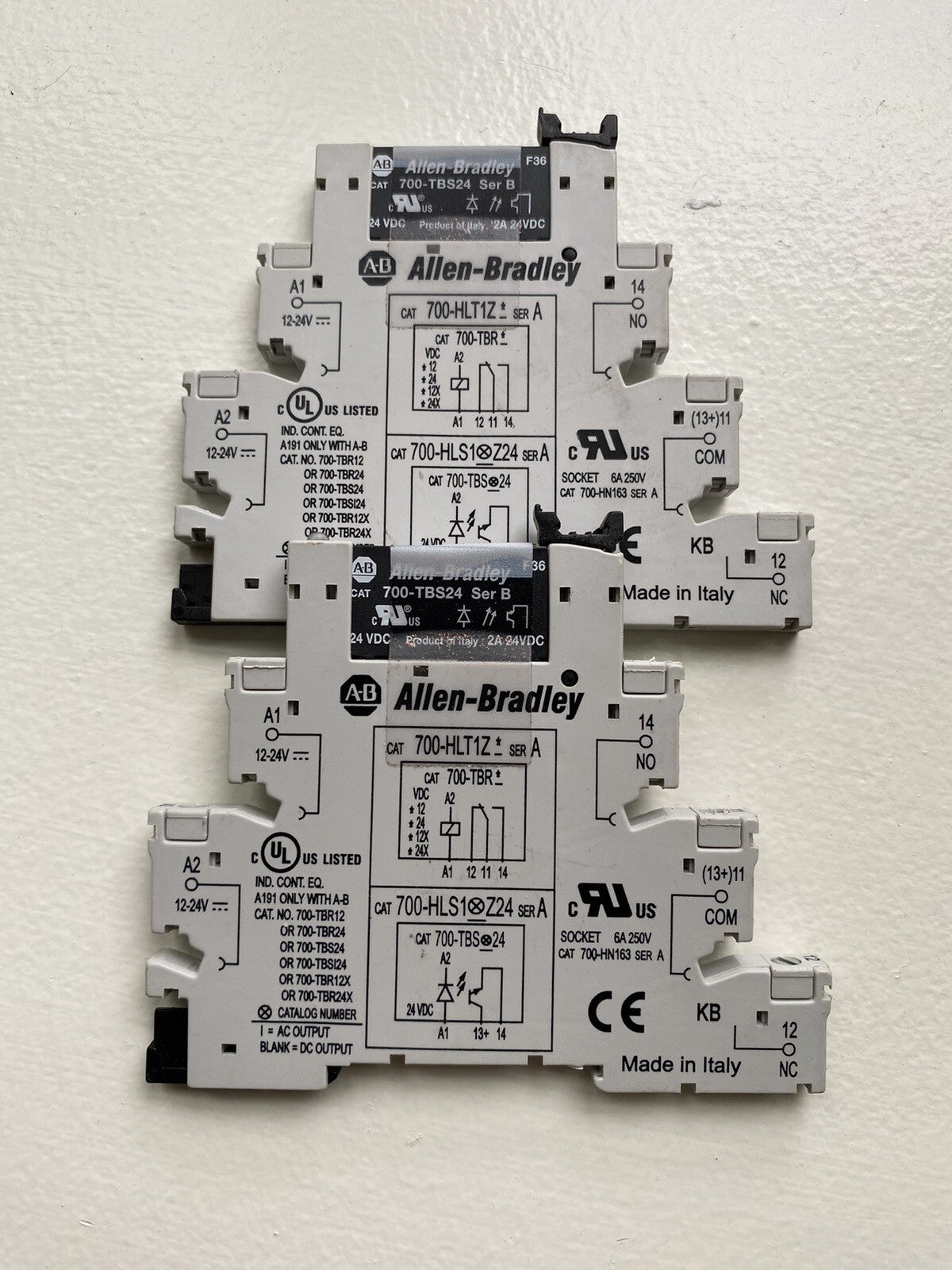 ALLEN BRADLEY 700-HLT1Z SER A TERMINAL BLOCK W/ 700-TBS24 RELAY SER B / LOT OF 2