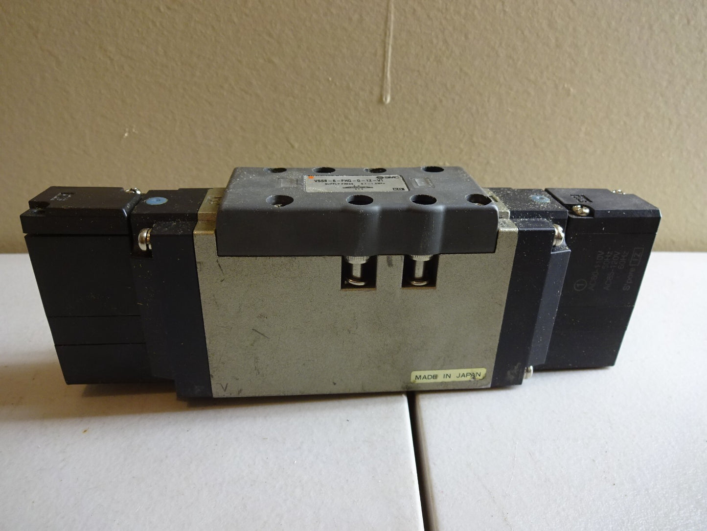 SMC VSS8-6-FHG-D-1Z-V1 / DOUBLE AIR SOLENOID VALVE / SUPPLY PRESSURE 0.1-1 MPA