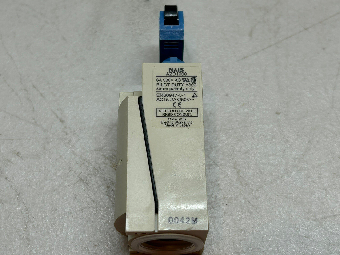 NAIS PANASONIC AZD1000 / DL MINI LIMIT SWITCH W/ ROLLER LEVER / NEW IN BOX