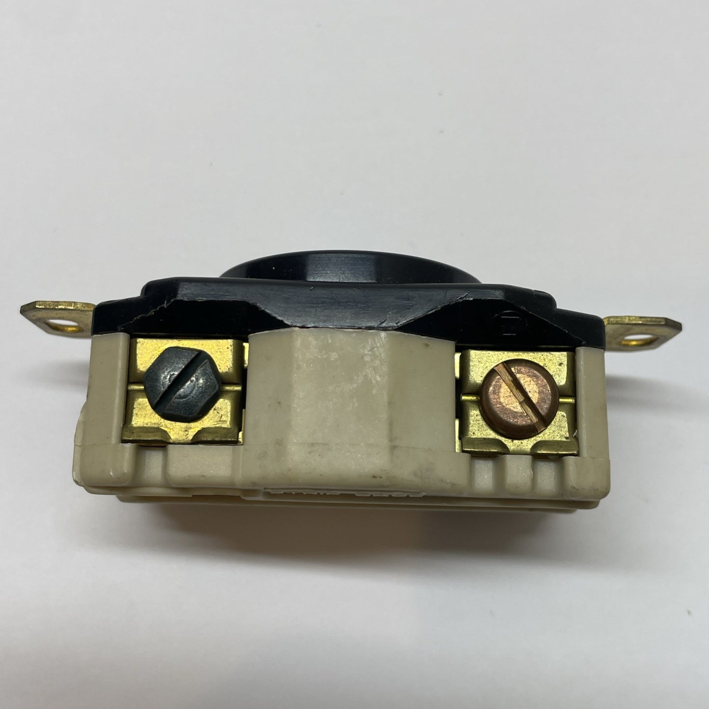HUBBELL TWIST-LOCK RECEPTACLE 20A 250V 3 Pole 4 Wire