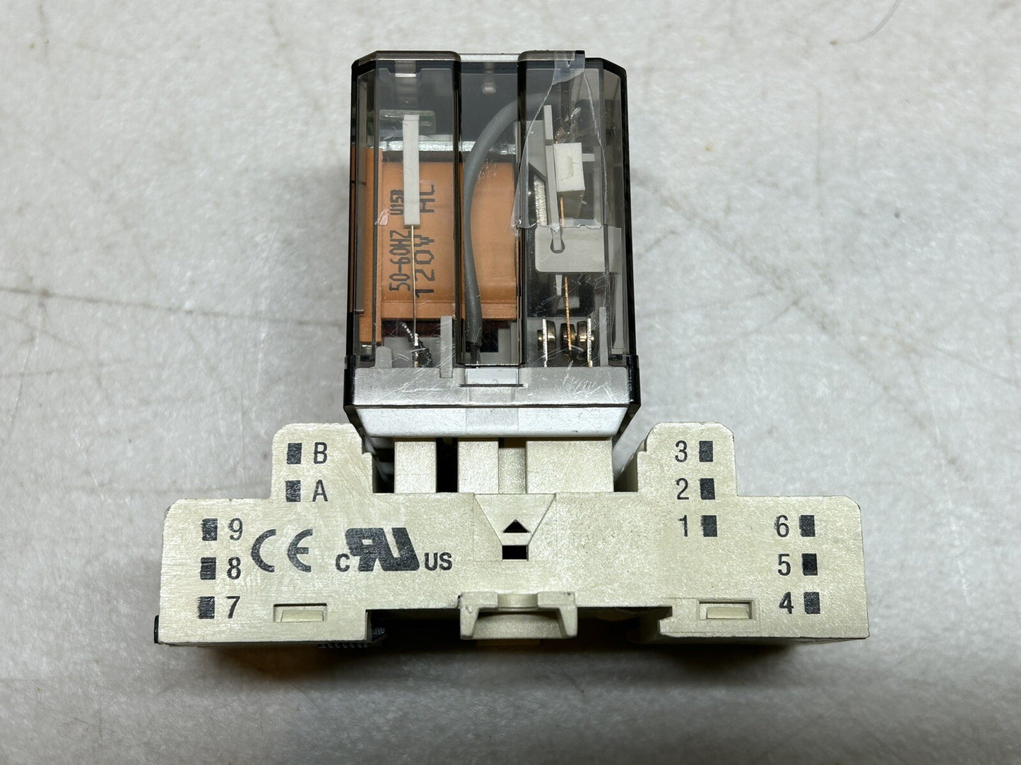 ALLEN BRADLEY / 700-HB32A1-4 RELAY SER D / WITH 700-HN154 SER A SOCKET BASE