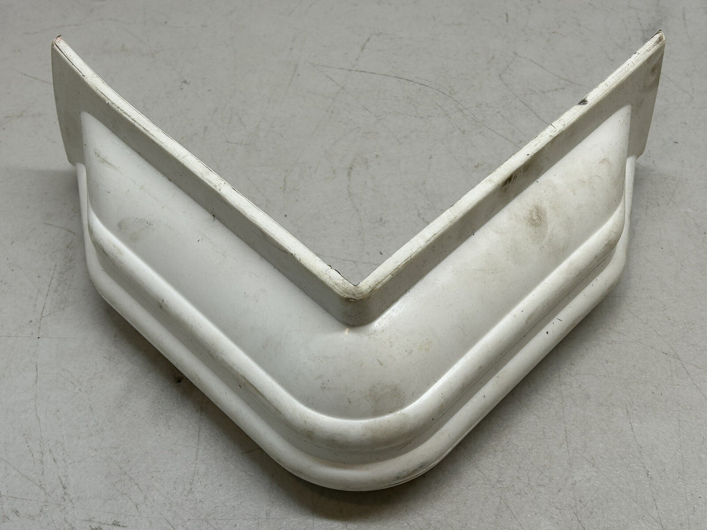POLYFORM PG-1 POLYGUARD DOCK CORNER / 10" WHITE PVC