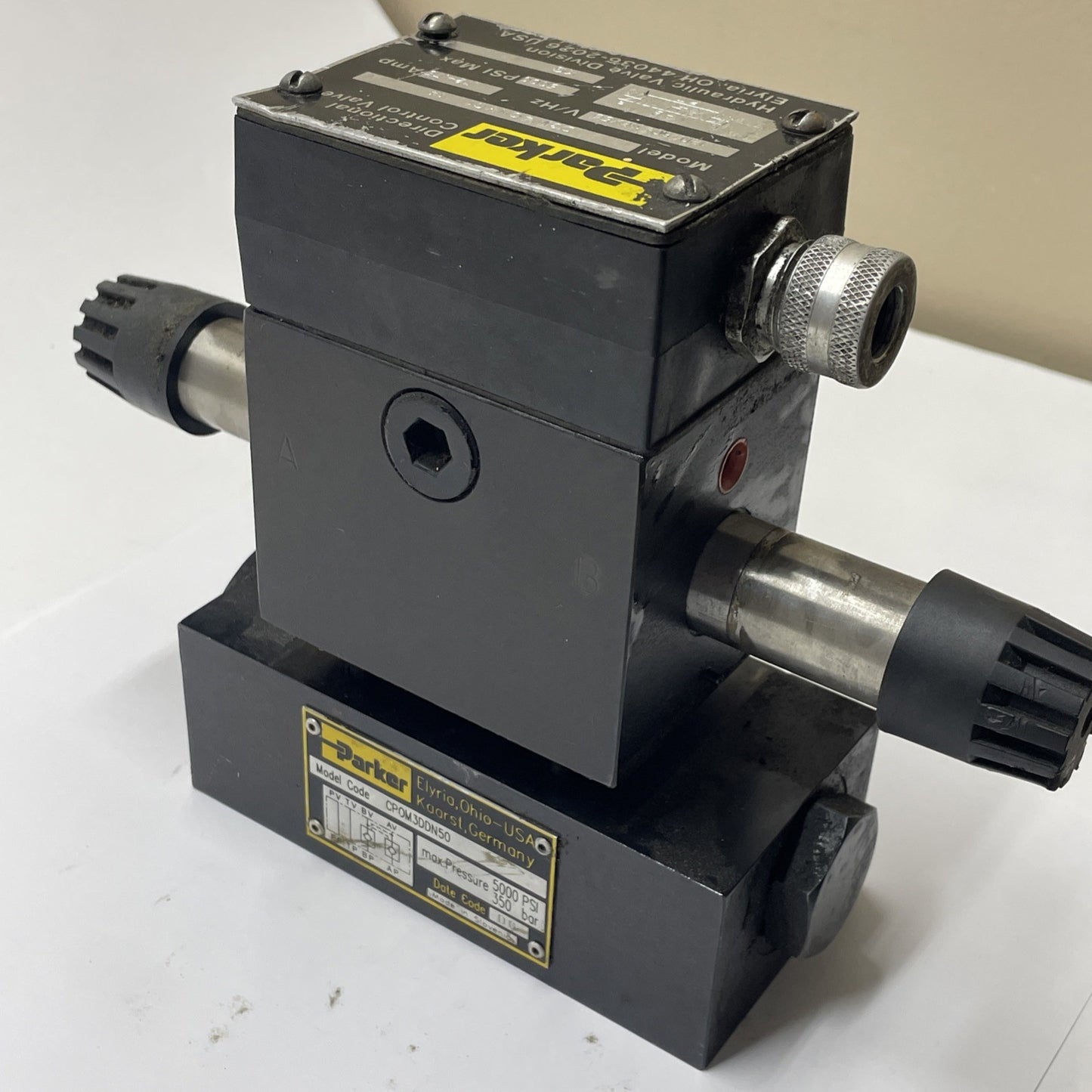 Parker D3W4CNYC1 Directional Control Valve + CP0M3DDN50 Check Valve