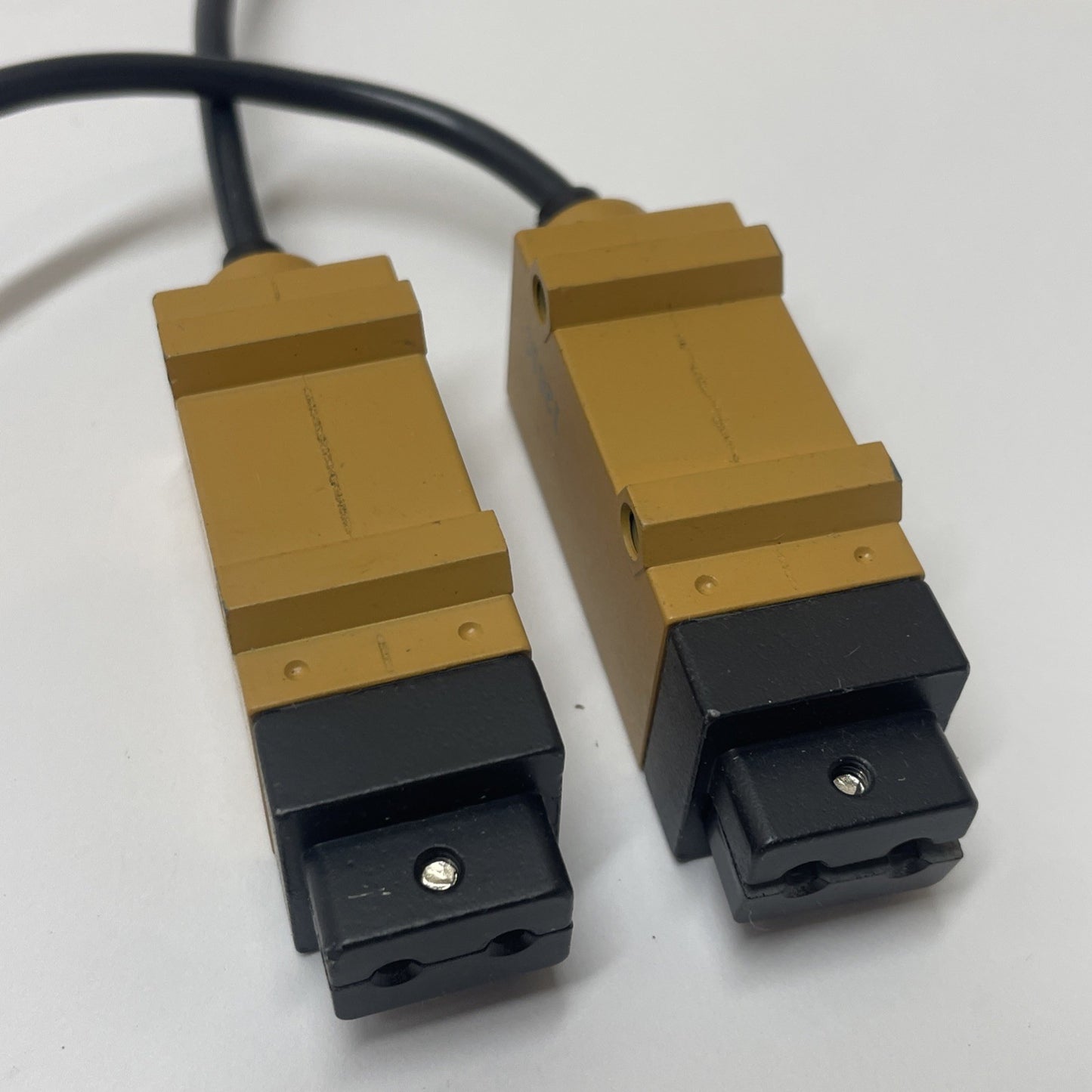 (LOT OF 2) OMRON E3S-X3CE4 Fiber Optic Sensor (12-24VDC, NPN, 1 ms)