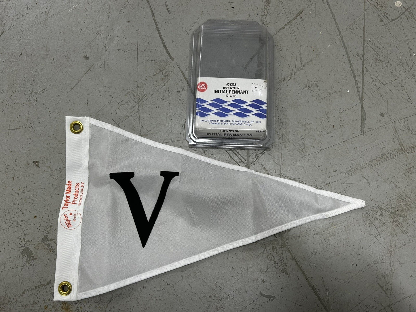 TAYLOR MADE 33322 / INITIAL V PENNANT / 10" x 16" / NEW