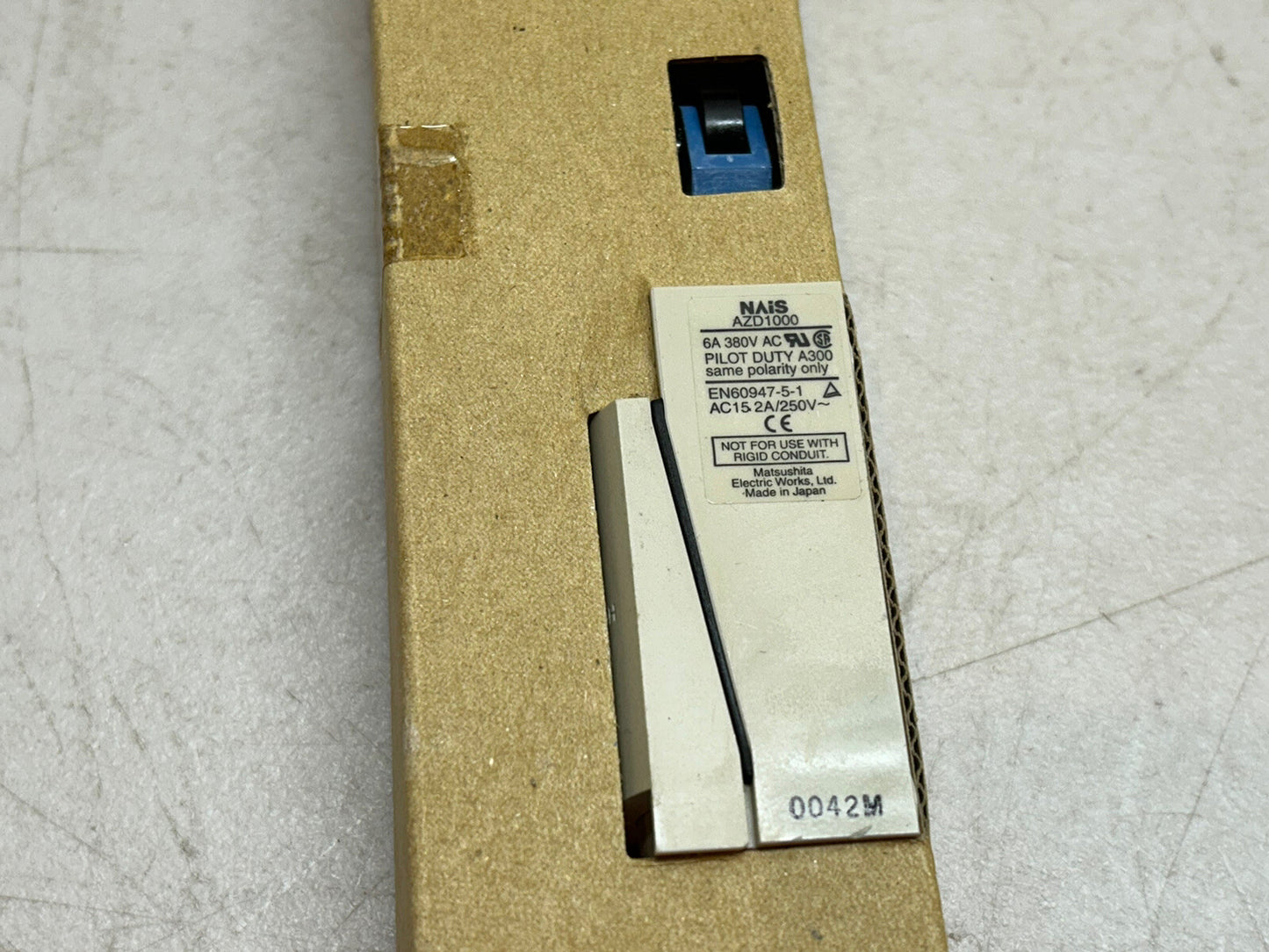 NAIS PANASONIC AZD1000 / DL MINI LIMIT SWITCH W/ ROLLER LEVER / NEW IN BOX