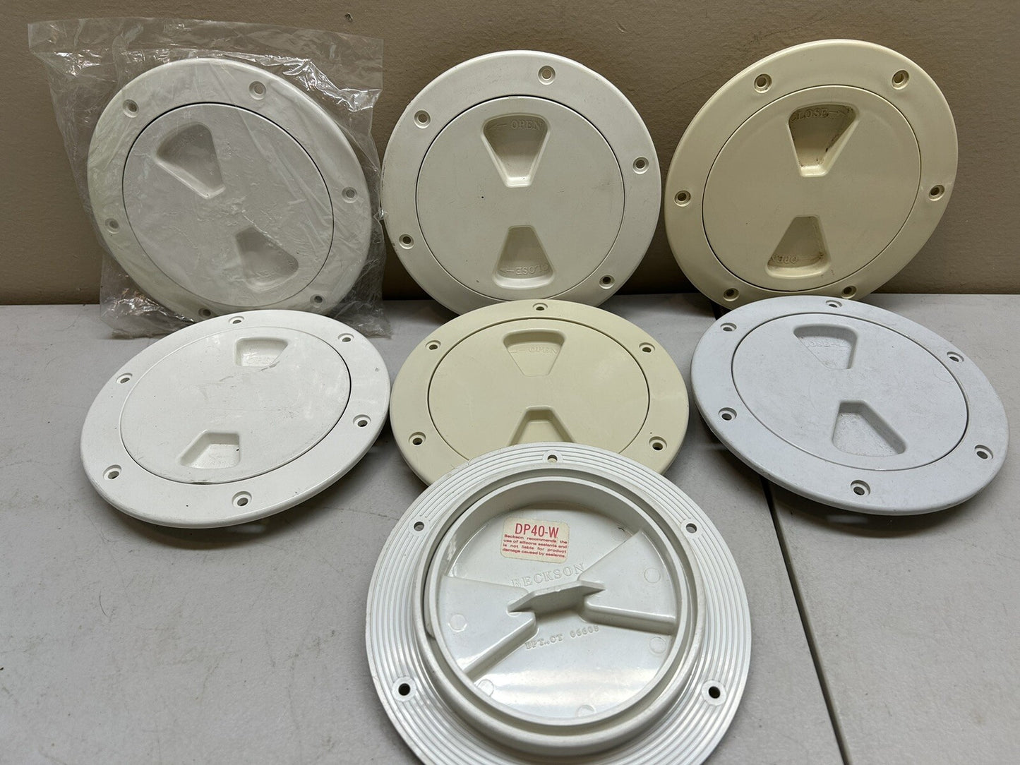 BECKSON DP40-W / BOAT SCREW-OUT DECK PLATE / 4 INCH SMOOTH WHITE / NEW OLD STOCK