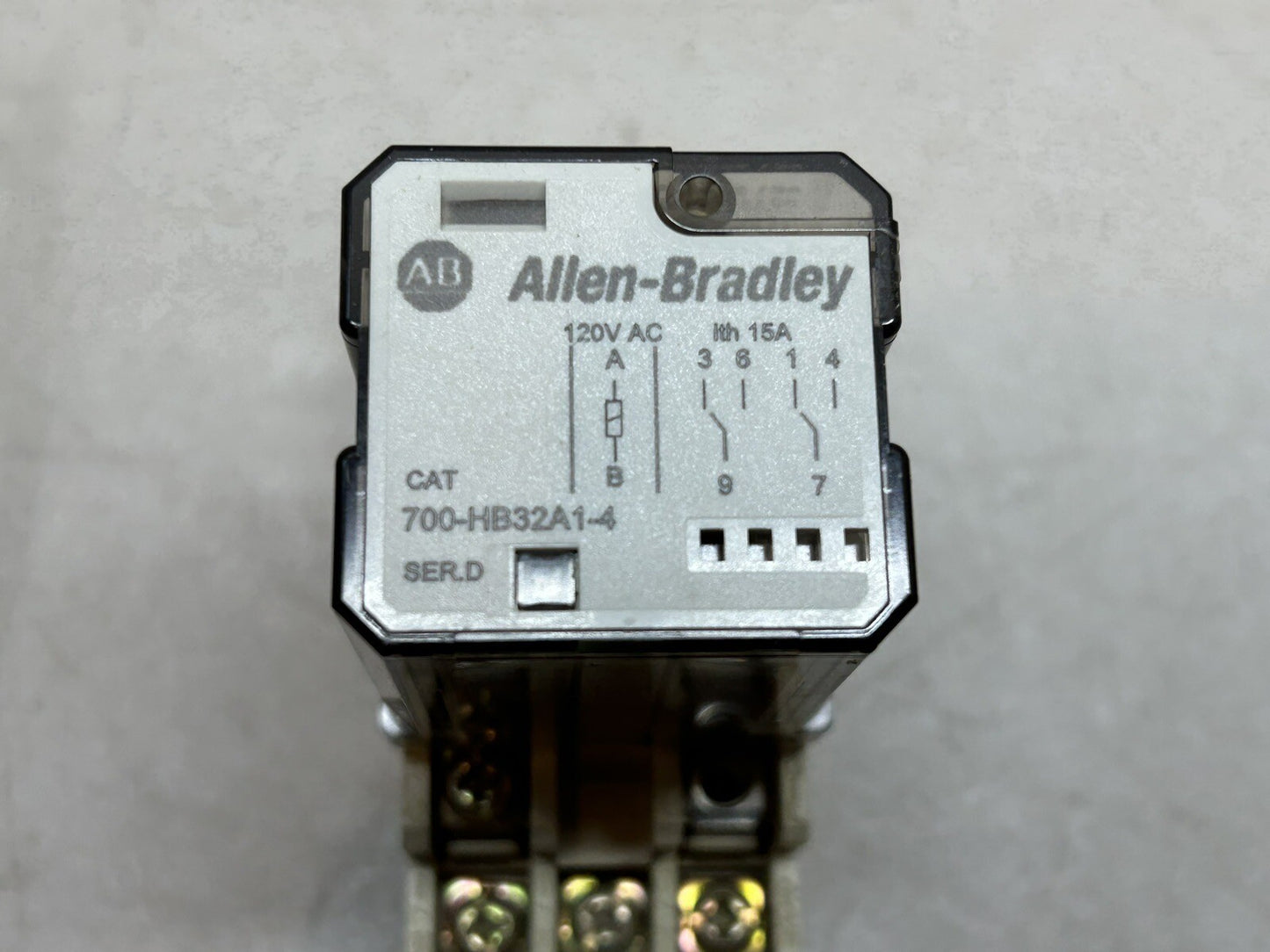 ALLEN BRADLEY / 700-HB32A1-4 RELAY SER D / WITH 700-HN154 SER A SOCKET BASE