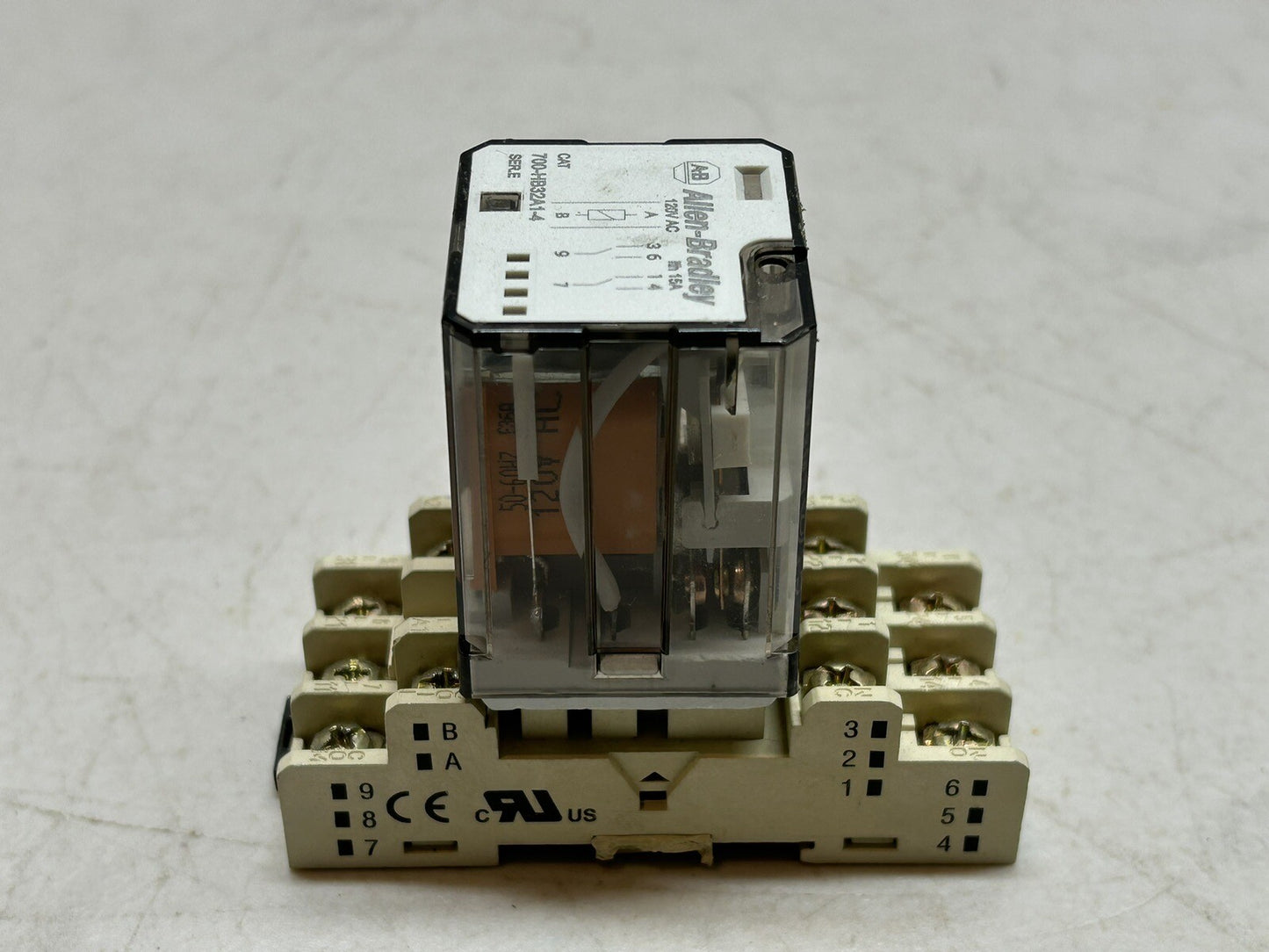 ALLEN BRADLEY / 700-HB32A1-4 RELAY SERIES E / WITH 700-HN154 SER A SOCKET BASE
