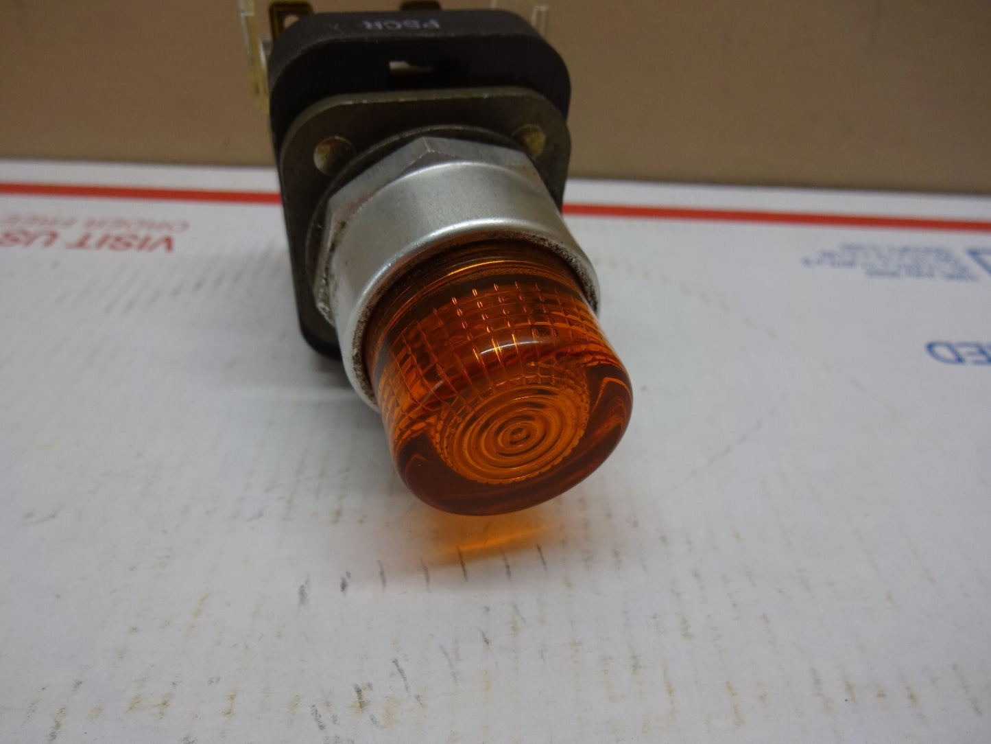 ALLEN BRADLEY 800T-PBL16A / PUSH BUTTON SWITCH / SERIES T / AMBER