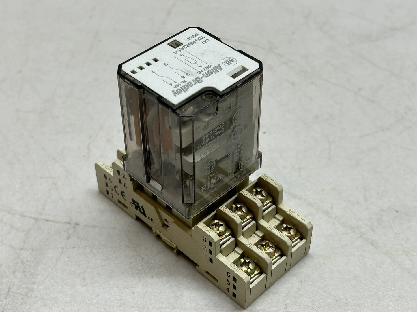 ALLEN BRADLEY / 700-HB32A1-4 RELAY SERIES E / WITH 700-HN154 SER A SOCKET BASE