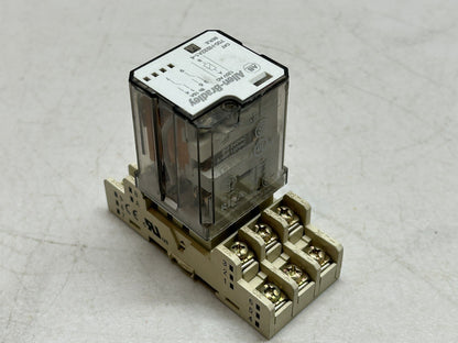 ALLEN BRADLEY / 700-HB32A1-4 RELAY SERIES E / WITH 700-HN154 SER A SOCKET BASE