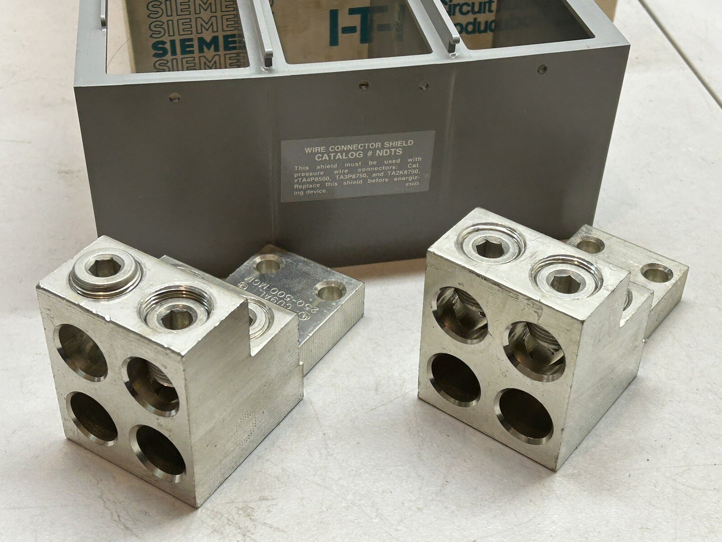 SIEMENS 2TA4P8500 / BREAKER ND 2 ALUMINUM LUGS 250-500KCMIL / NEW