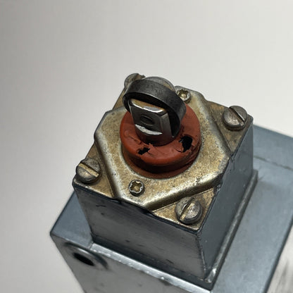 Allen Bradley 802X-H7 Rotary Lever Arm Limit Switch w/ Z-21331 Operating Head