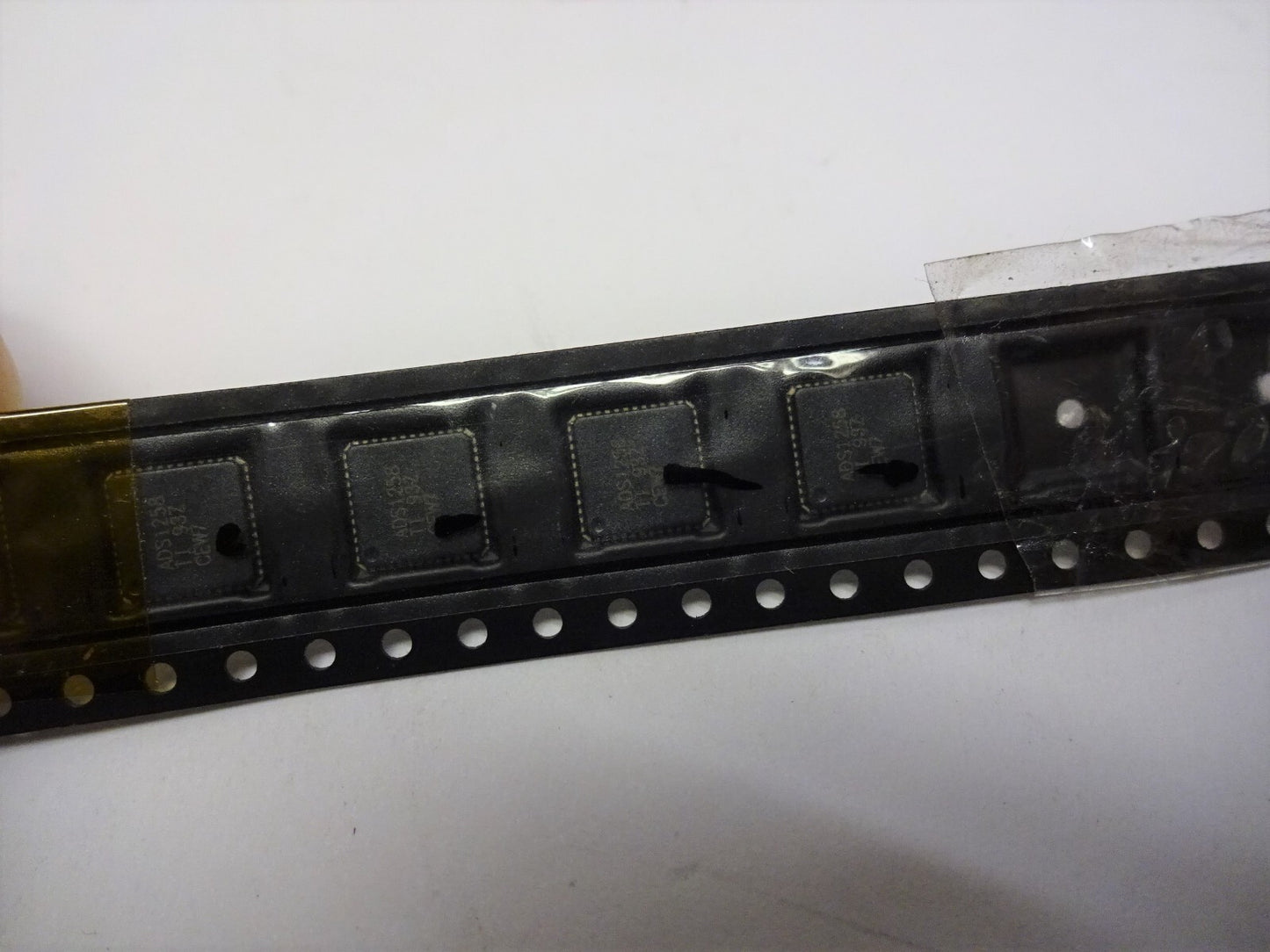 ADS1258TI ADS1258 TI 93Z CEW7 / ADS1258TI93ZCEW7 / LOT OF 4 / NEW