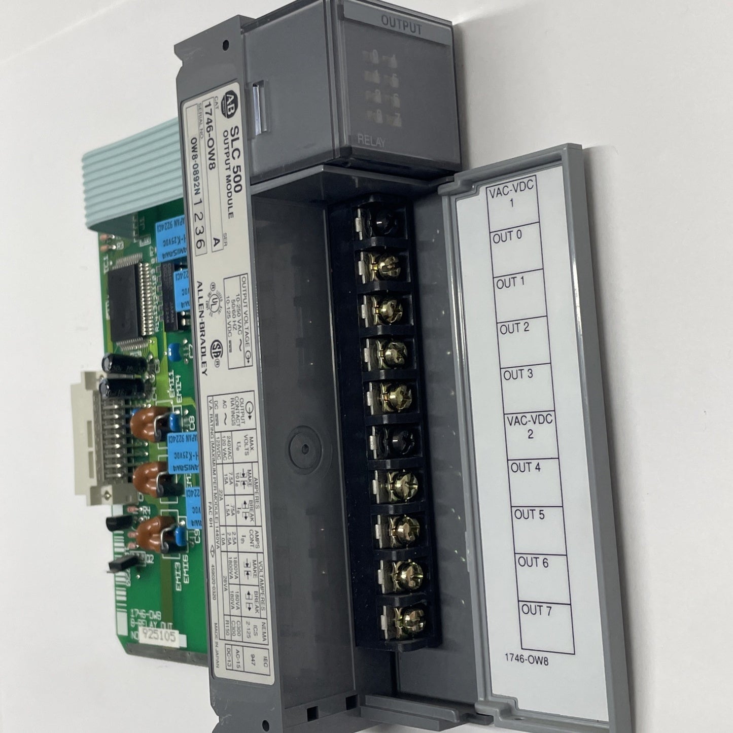 ALLEN-BRADLEY 1746-OW8 /A SER. A SLC 500 OUTPUT MODULE