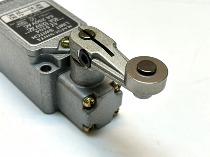 MATSUSHITA AZ5104 / LIMIT SWITCH 10A 125V 6A 250V WITH ROLLER ARM / NEW NO BOX