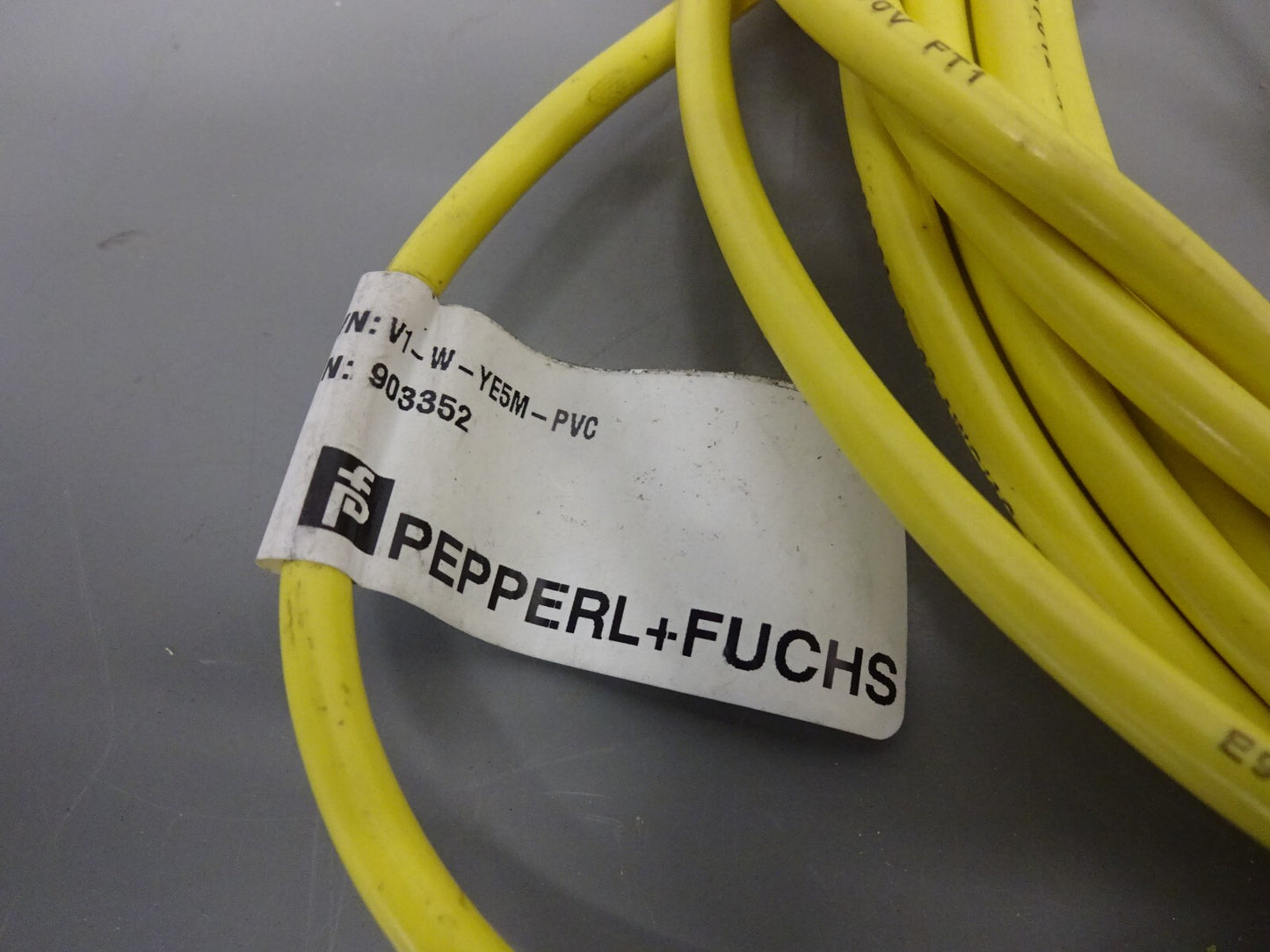PEPPERL + FUCHS V1-W-YE5M-PVC / 903352 / 3AMP / 300V CORDSET / NEW