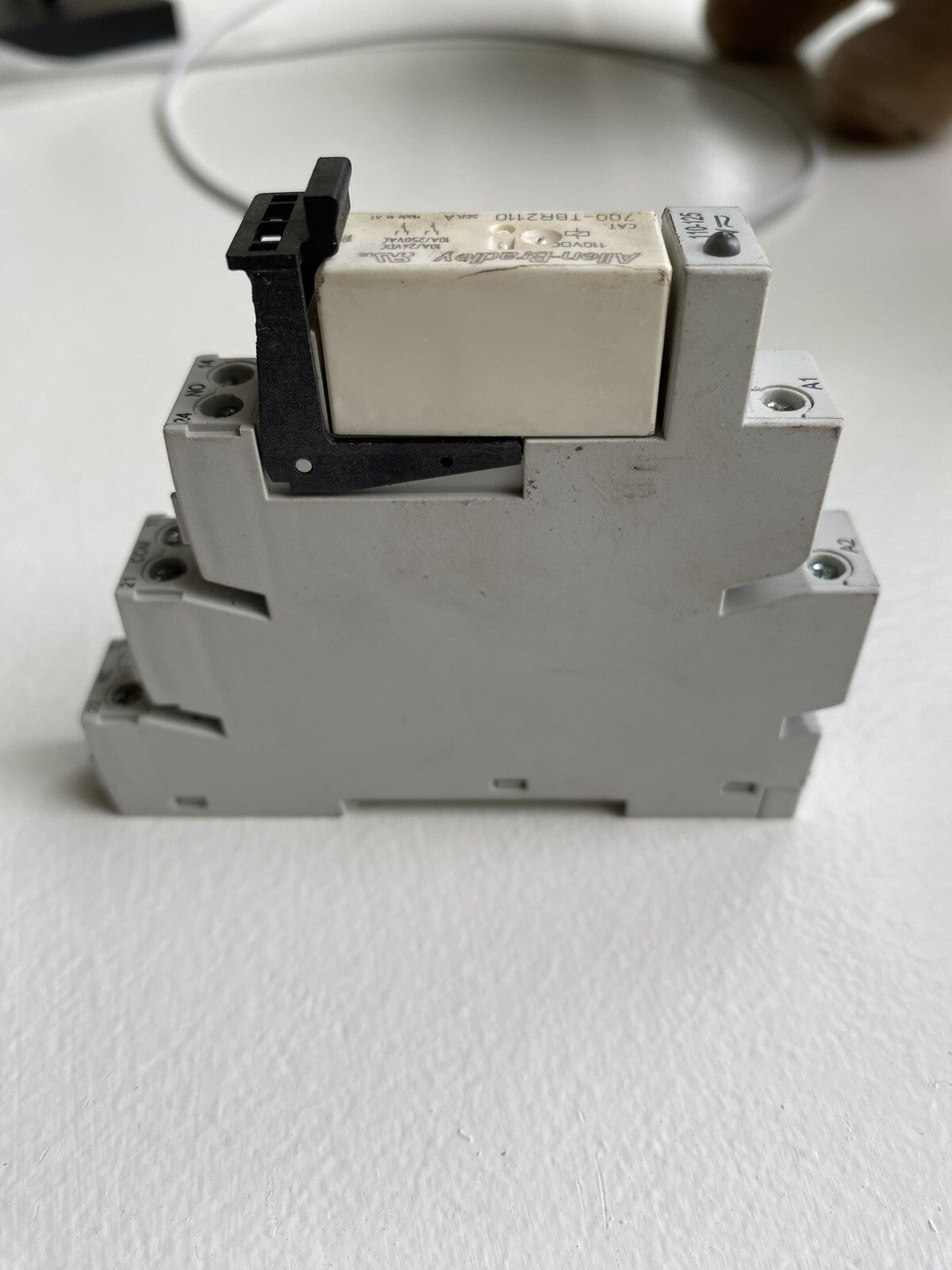 ALLEN BRADLEY 700-HLT12 TERMINAL BLOCK WITH 700-TBR2110 RELAY / SERIES A