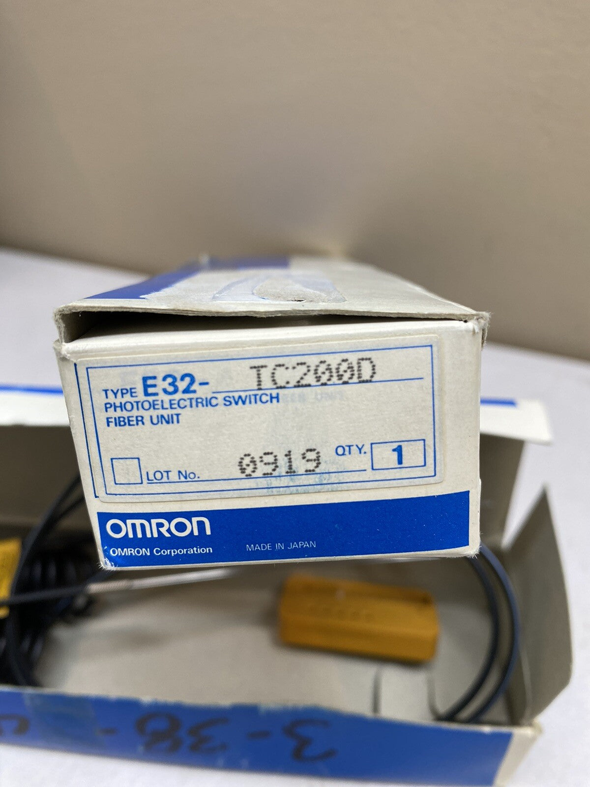 (LOT OF 2) OMRON E32-TC200D Fiber Optic Through-Beam Sensor Cable / Head