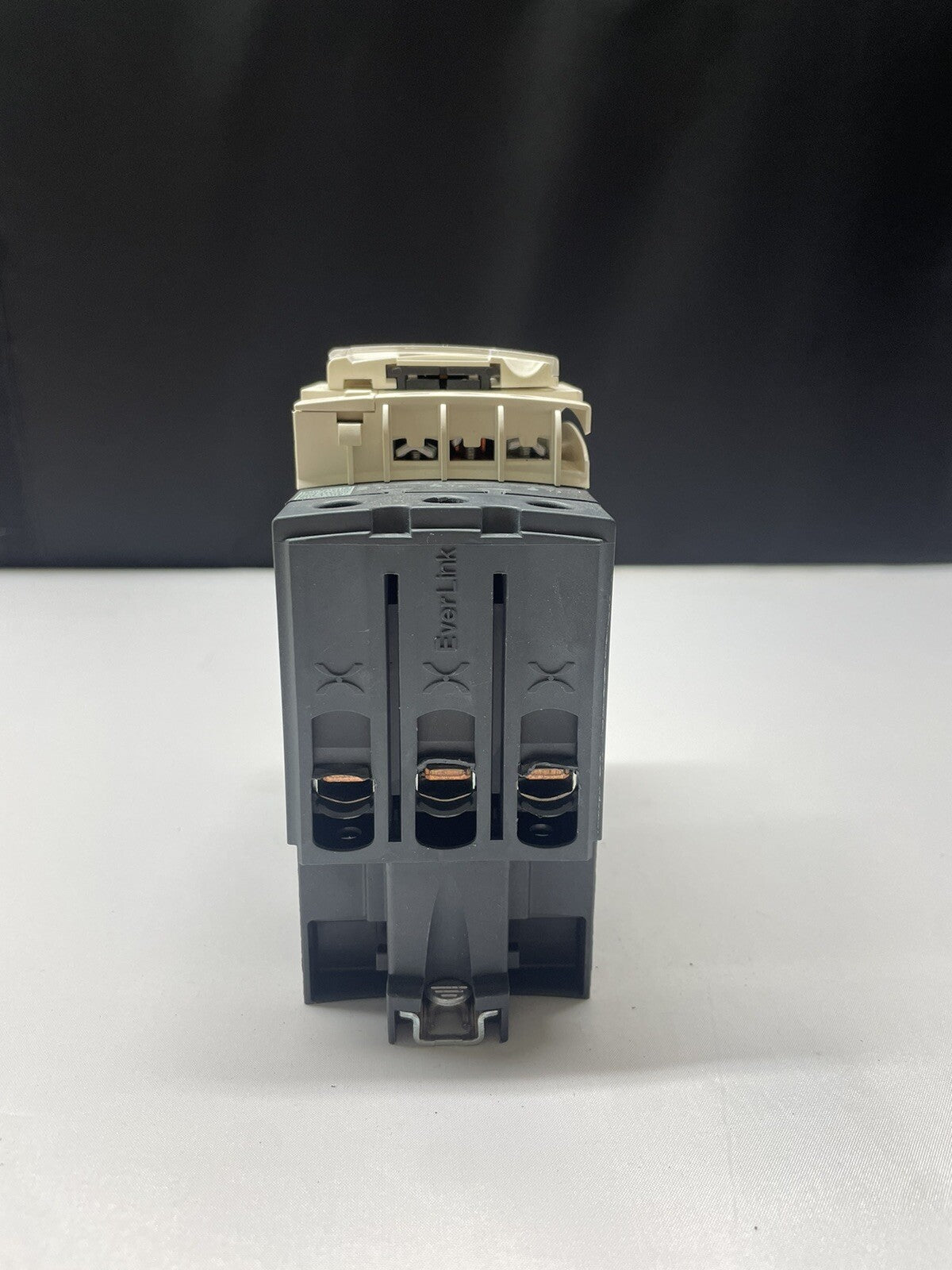 SCHNEIDER LC1D65A CONTACTOR 3 POLE 80A 690V 50/60HZ 24V COIL (LIGHTLY USED)