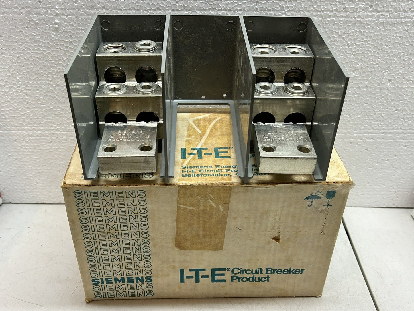 SIEMENS 2TA4P8500 / BREAKER ND 2 ALUMINUM LUGS 250-500KCMIL / NEW