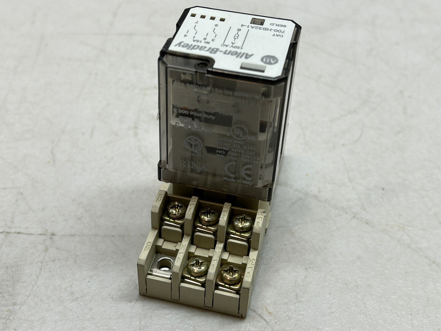 ALLEN BRADLEY / 700-HB32A1-4 RELAY SER D / WITH 700-HN154 SER A SOCKET BASE