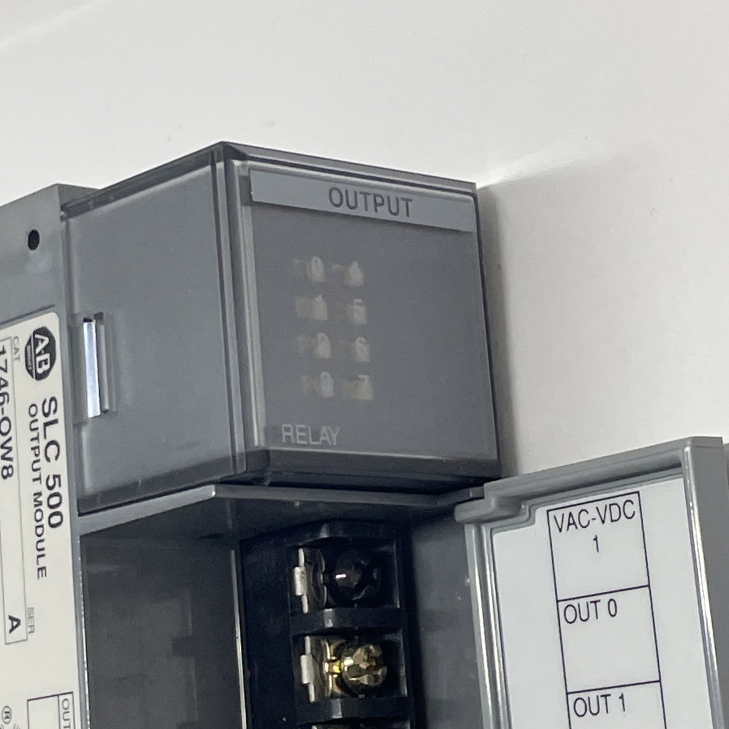 ALLEN-BRADLEY 1746-OW8 /A SER. A SLC 500 OUTPUT MODULE