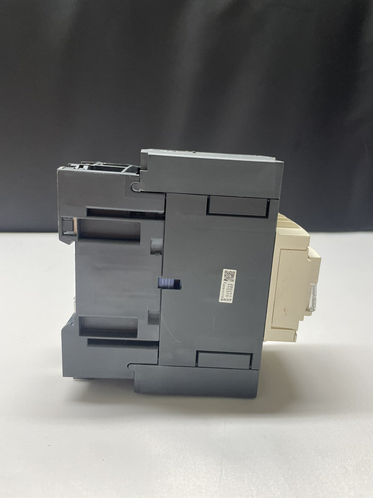 SCHNEIDER LC1D65A CONTACTOR 3 POLE 80A 690V 50/60HZ 24V COIL (LIGHTLY USED)