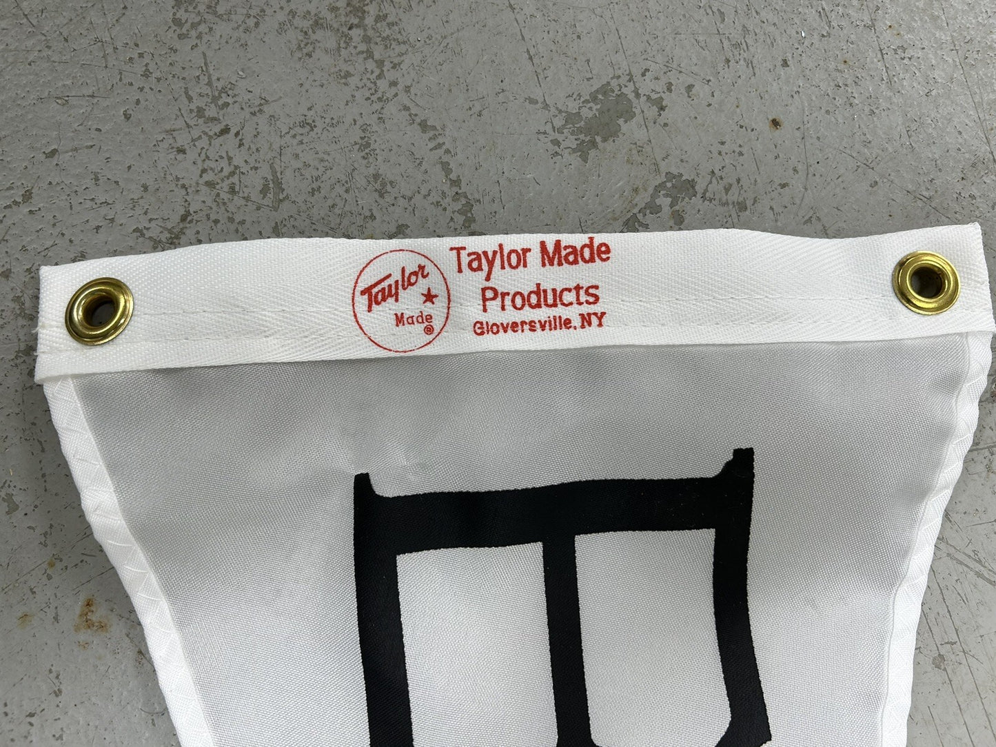 TAYLOR MADE 33305 / INITIAL E PENNANT / 10" x 16" / NEW