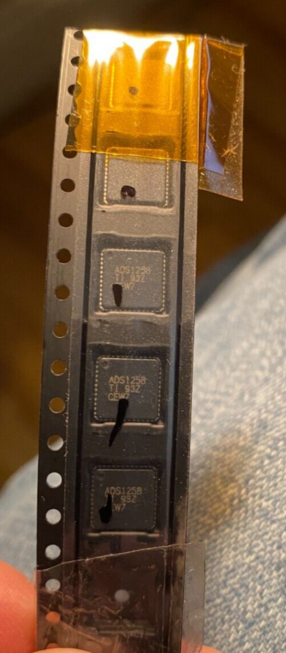 ADS1258TI ADS1258 TI 93Z CEW7 / ADS1258TI93ZCEW7 / LOT OF 4 / NEW
