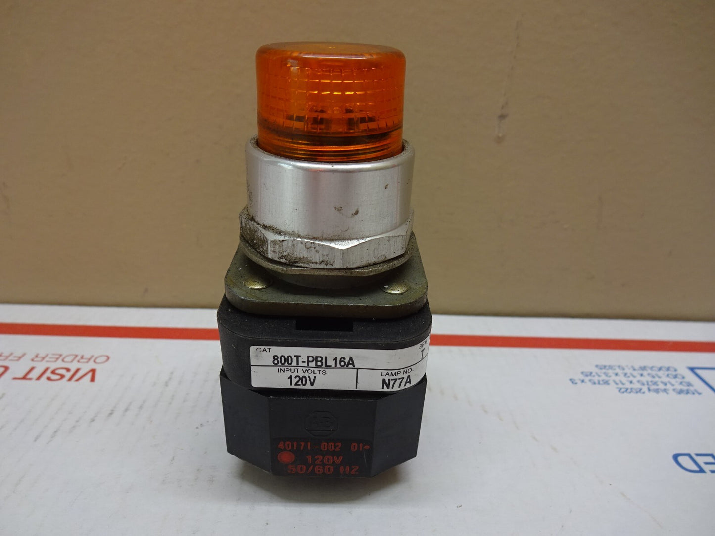 ALLEN BRADLEY 800T-PBL16A / PUSH BUTTON SWITCH / SERIES T / AMBER