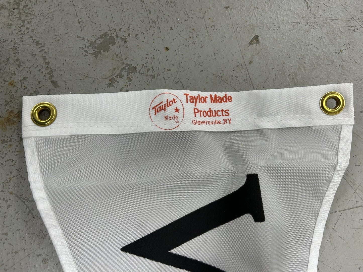 TAYLOR MADE 33322 / INITIAL V PENNANT / 10" x 16" / NEW