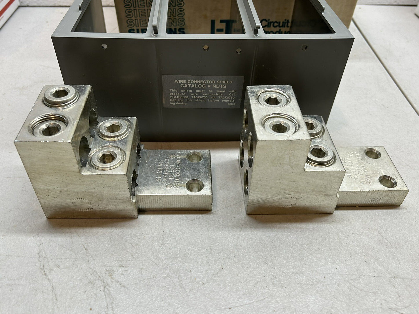 SIEMENS 2TA4P8500 / BREAKER ND 2 ALUMINUM LUGS 250-500KCMIL / NEW