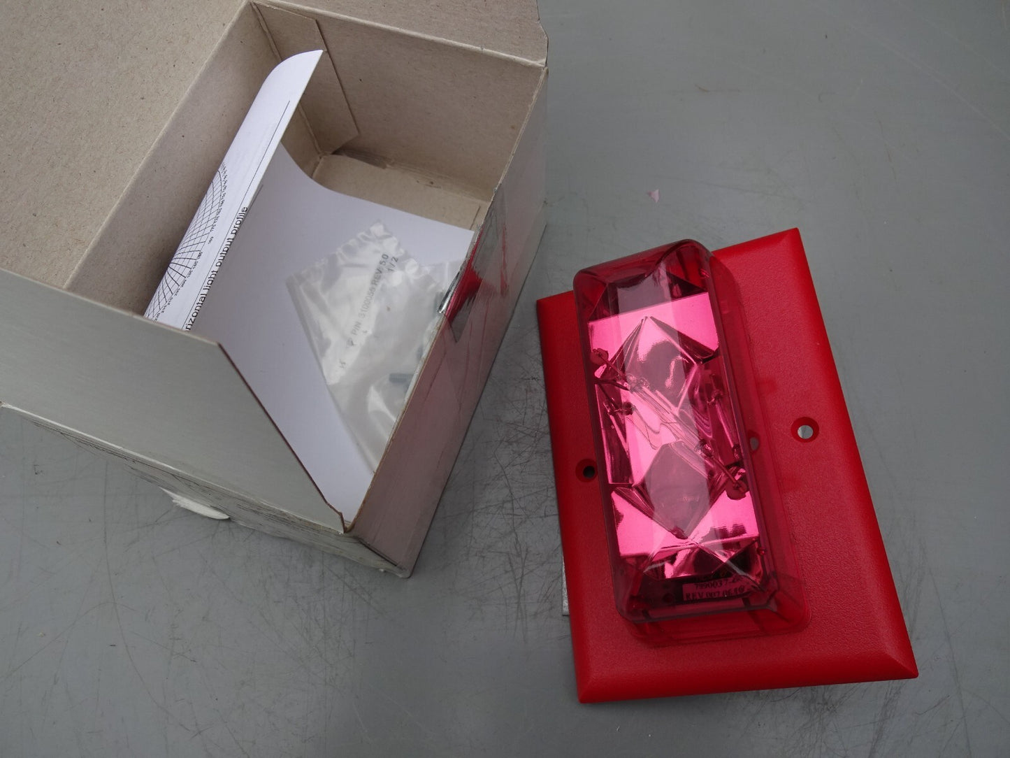 EDWARDS 202-8A-TR STROBE / 24V DC RED LENS / WITH TERMINAL / NEW IN BOX