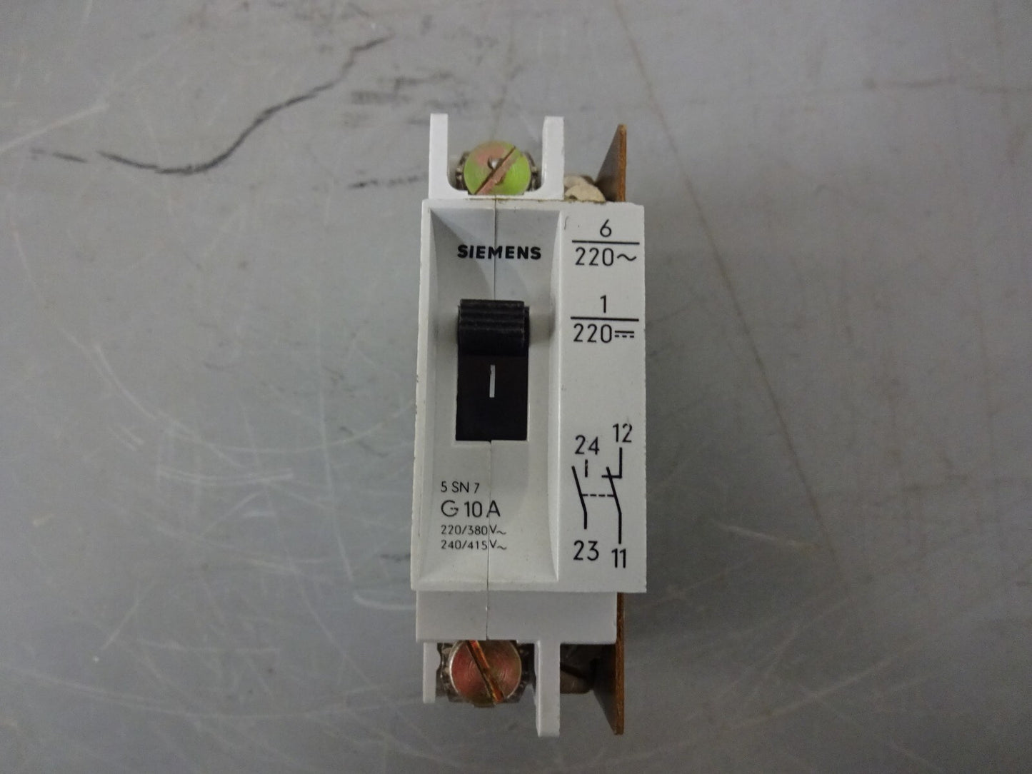 SIEMENS 5SN7G10A / CIRCUIT BREAKER 10AMP 1POLE G-CURVE DIN-RAIL MOUNT